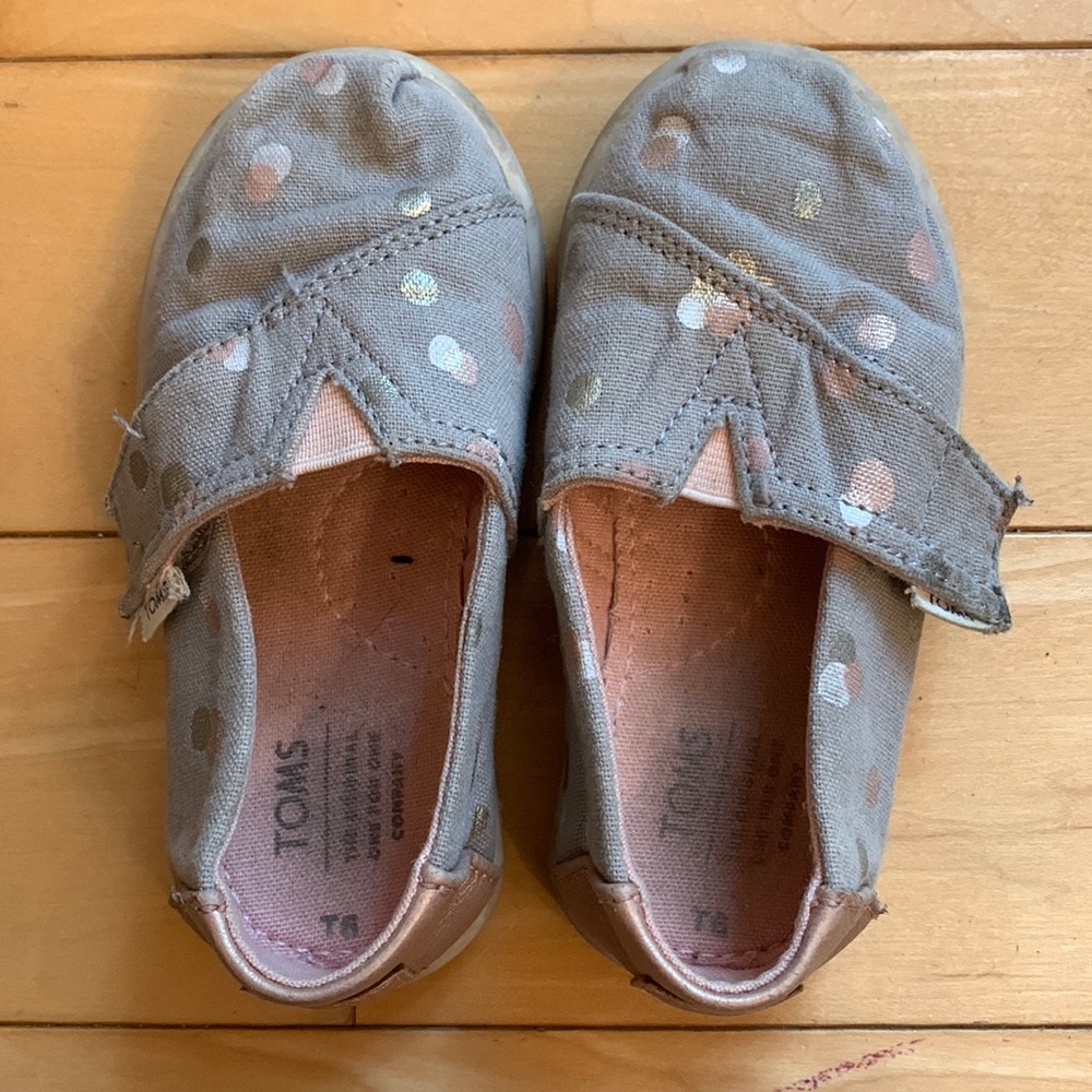 Tom’s shoes in grey with rose gold polka dots